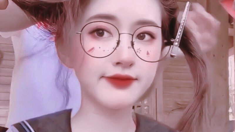 赵露思新剧路透造型引热议甜美滤镜失效遭网友群嘲